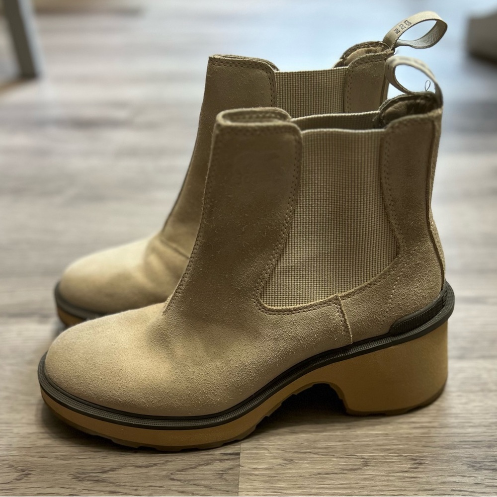 Sorel Women's Hi-Line Heel Chelsea Boot - Chalk, Ceramic size 9.5 - Picture 1 of 7